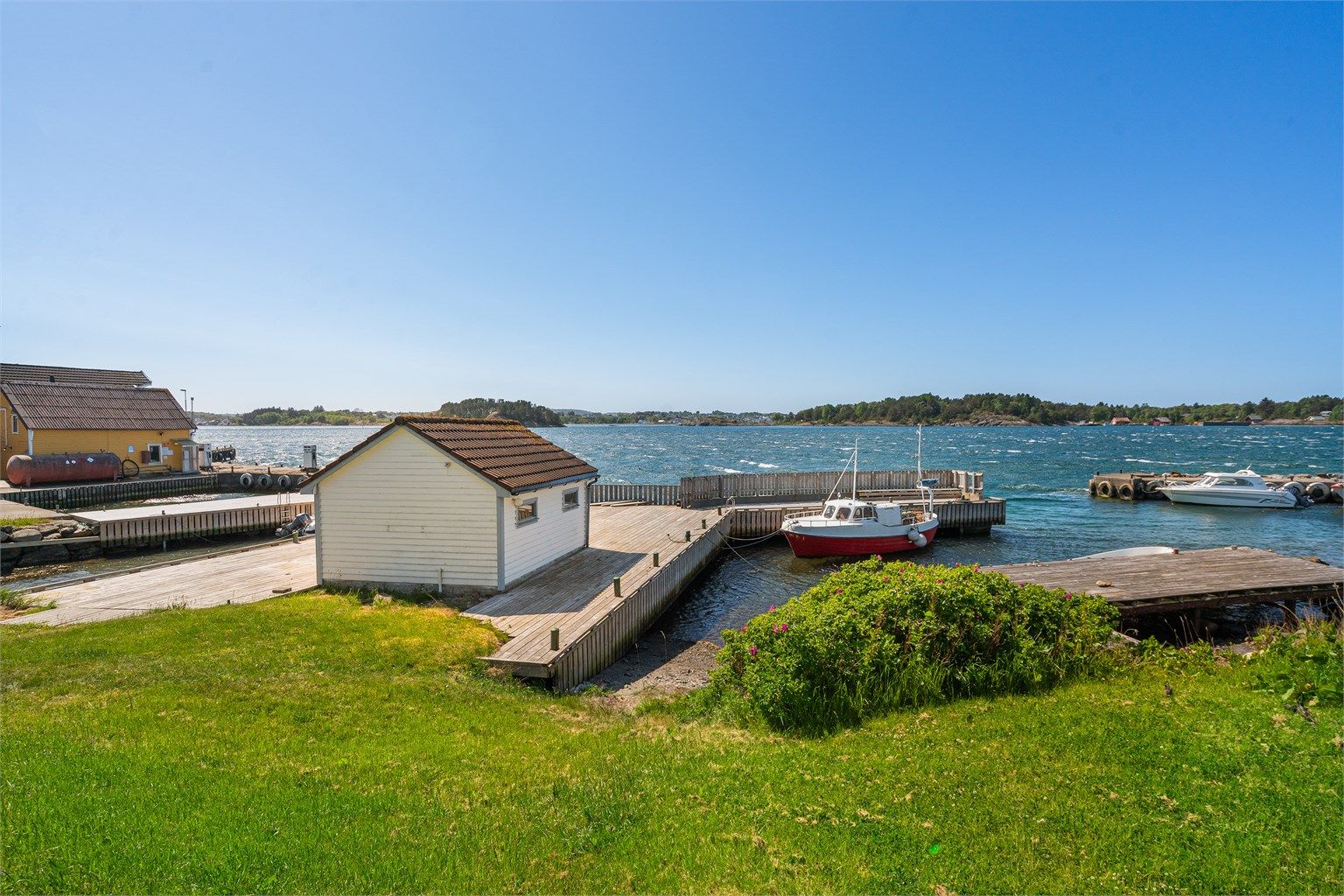 Utsikten er fantastisk - Sjøtomten med strandlinje, naust og brygge foran huset kan også kjøpes.  Konf megler!
