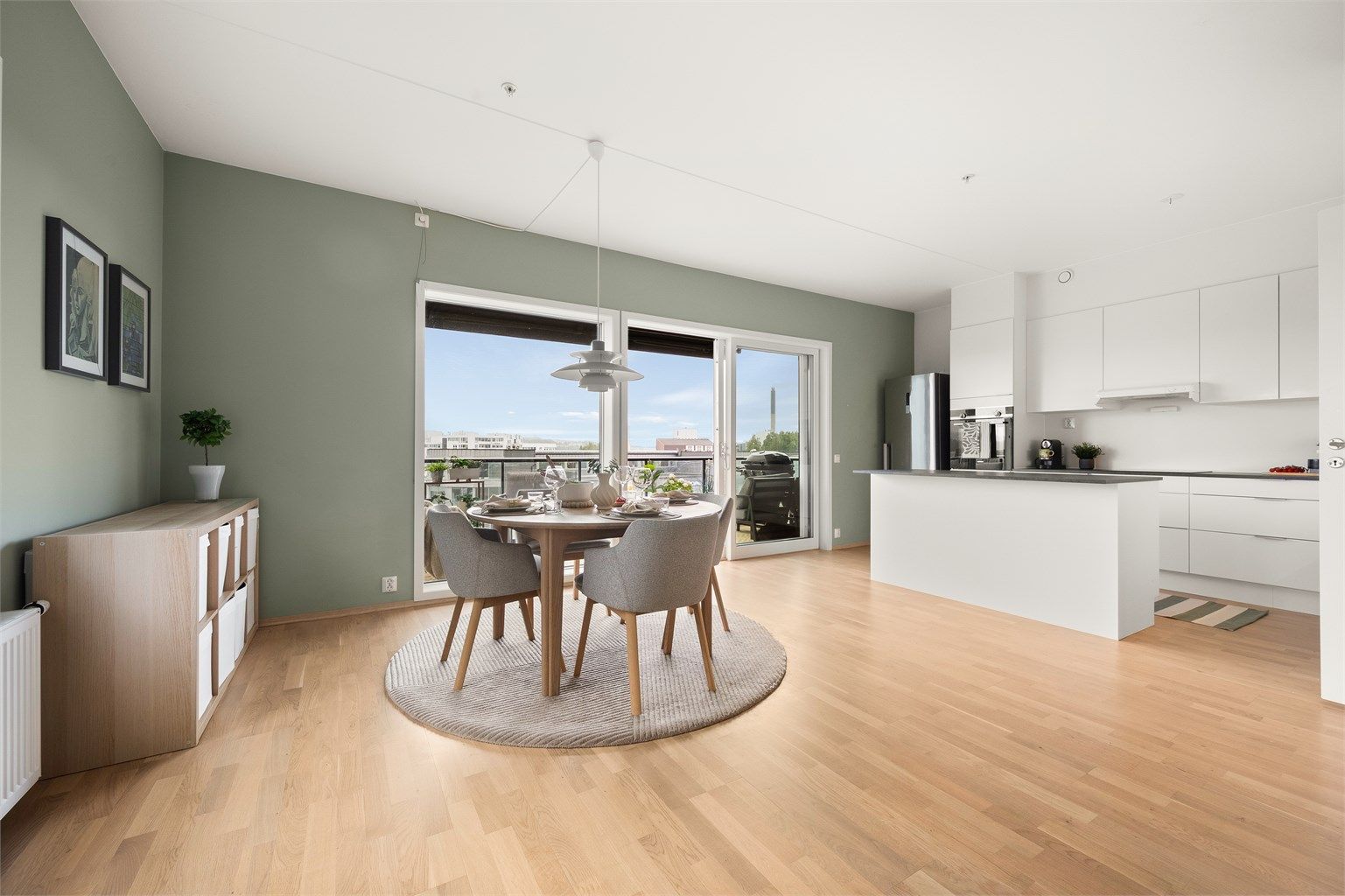 Romslig og tiltalende stue.