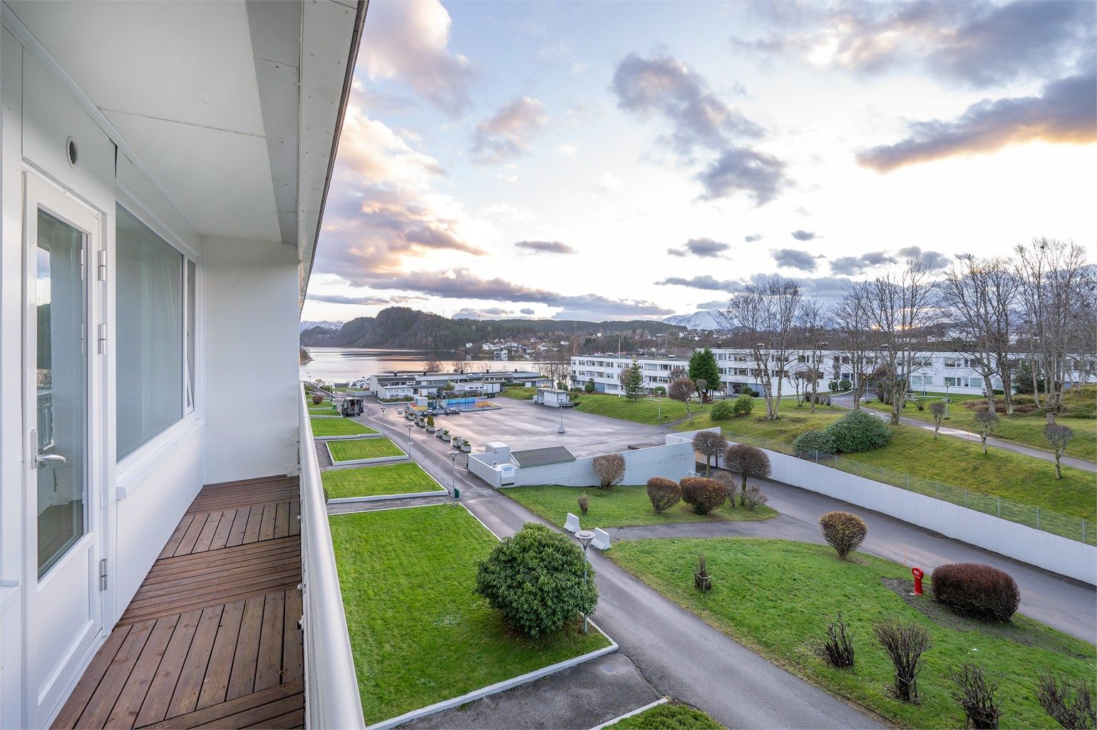 Sydvendt balkong med flott utsikt over fellesområder og mot sjøen