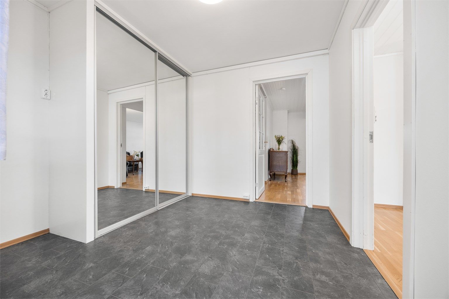 Fra gangen er det tilgang til flere av boligens rom, og speilgarderoben gir en god romfølelse.