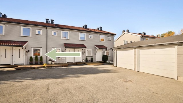 Fra garasjen/gårdsplassen er det adkomst til boligens overbygde inngangsparti i 1. etasje.