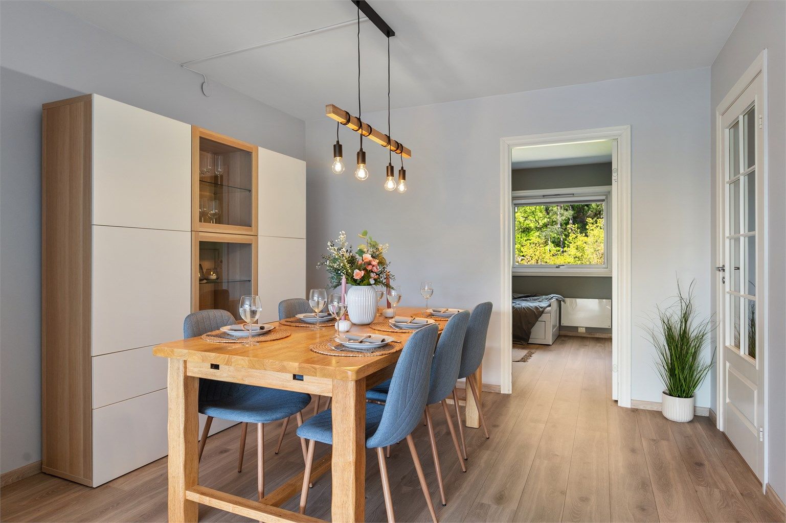 - Leiligheten har en romslig planløsning som skaper fine definerte soner for møblering - 