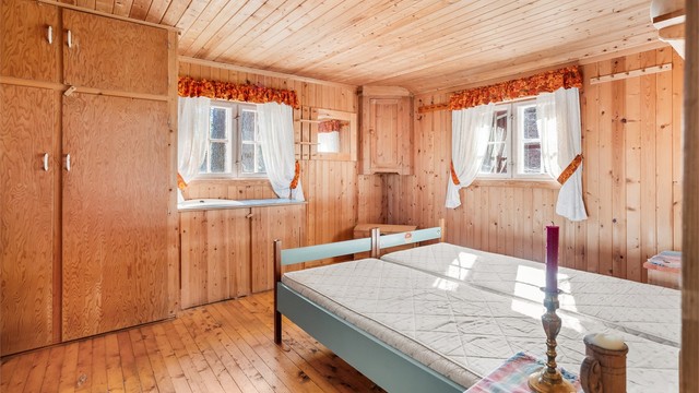 Plassbygde skap gir god lagringsplass på soverommet.