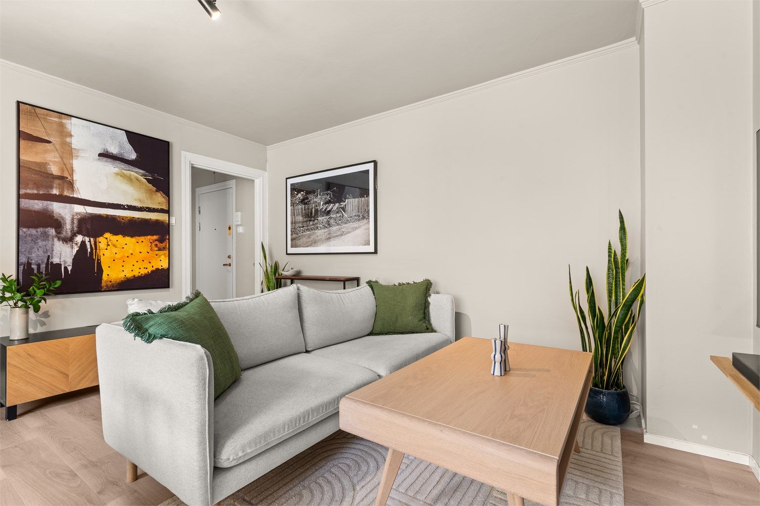 Overflatene er holdt i duse og stilrene nyanser og fremstår velholdt med god standard. 