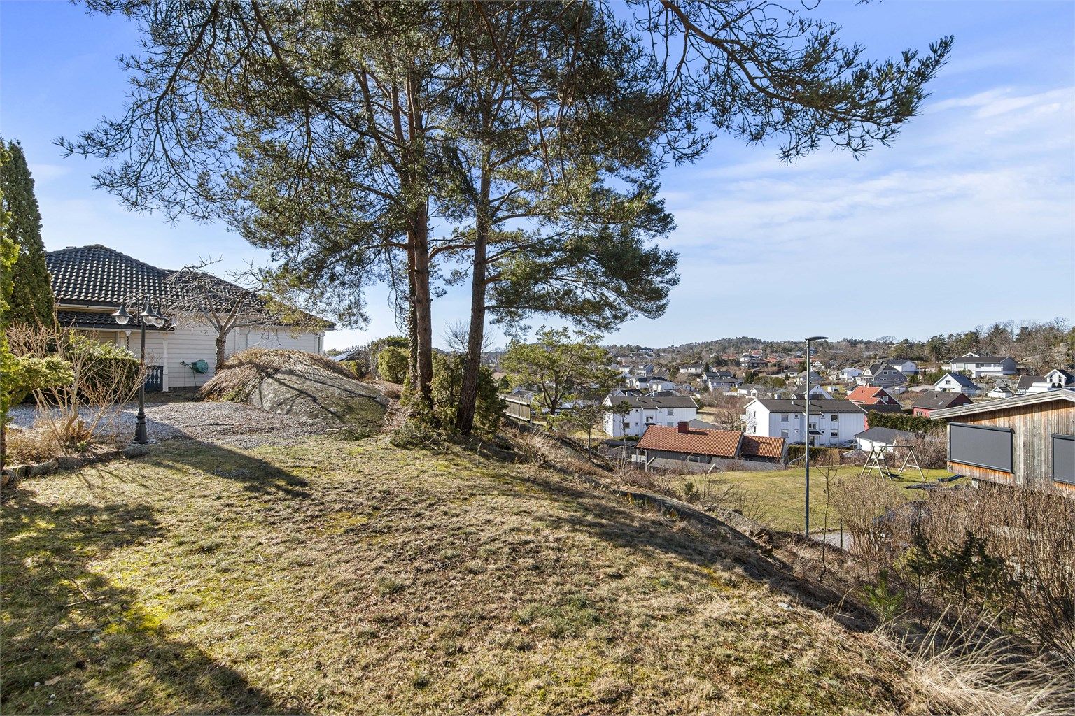En sjelden mulighet til å sikre seg en høyt og fritt beliggende eiendom med flotte solforhold, utsikt og gode kvaliteter.