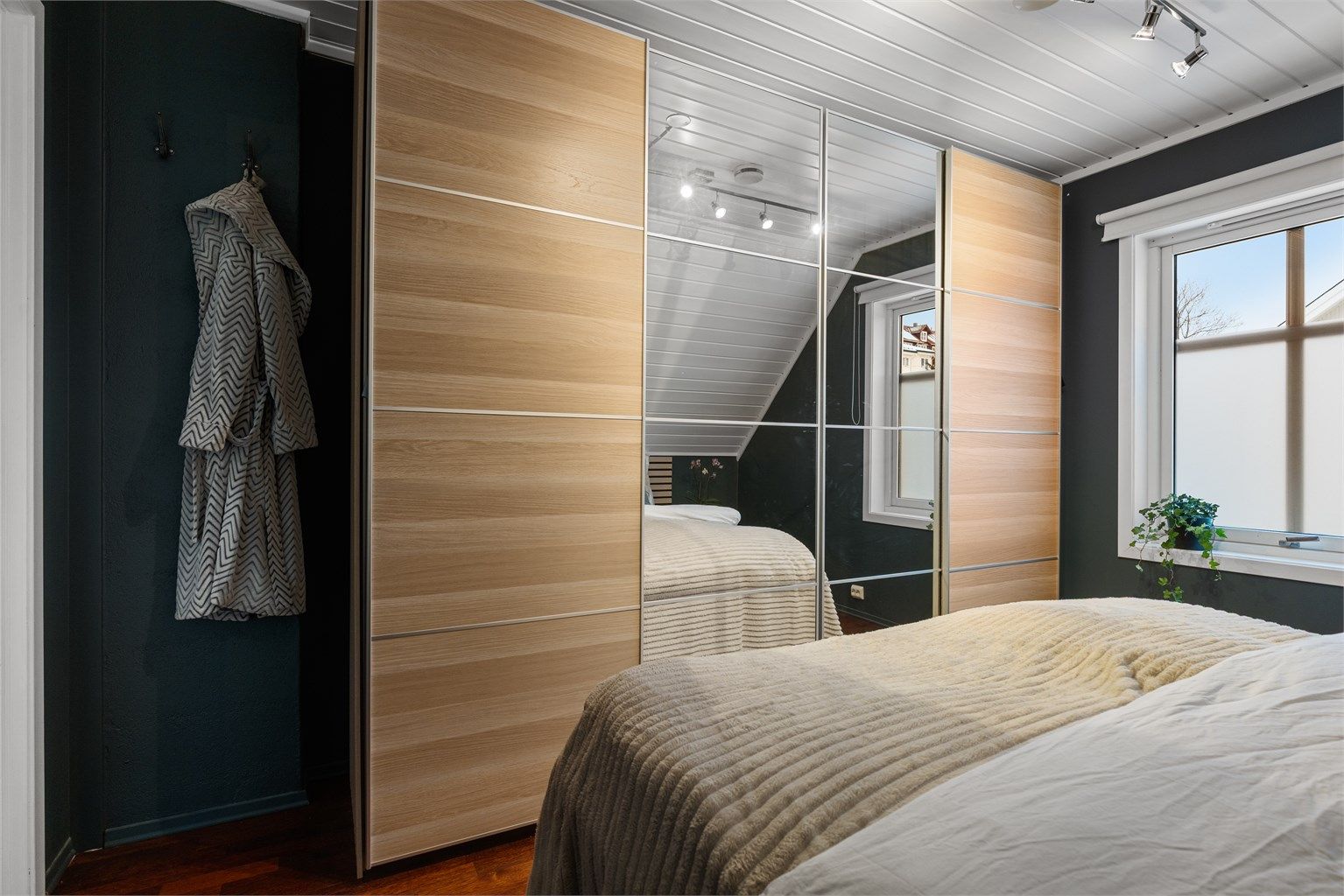 Hovedsoverom med stor skyvedørsgarderobe