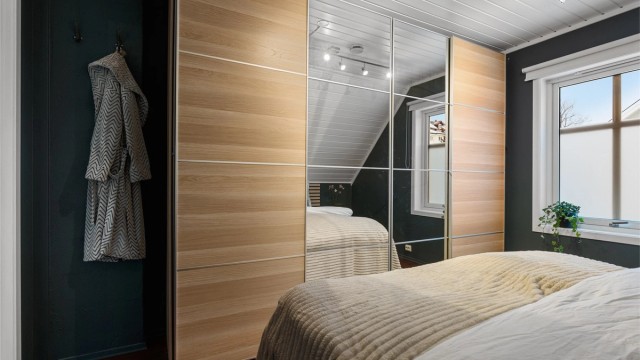 Hovedsoverom med stor skyvedørsgarderobe