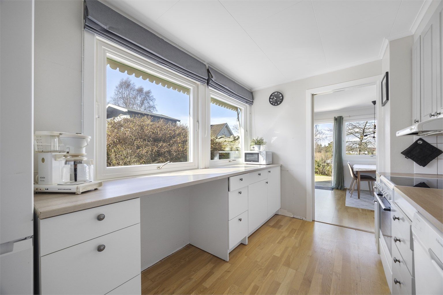 En praktisk spiseplass ved vinduet på kjøkkenet gir ekstra benkeplass og et hyggelig sted for frokosten.