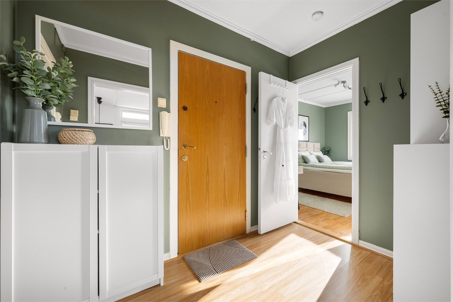 Innbydende entré med en solid brann- og lydklassifisert inngangsdør (B30/40db).