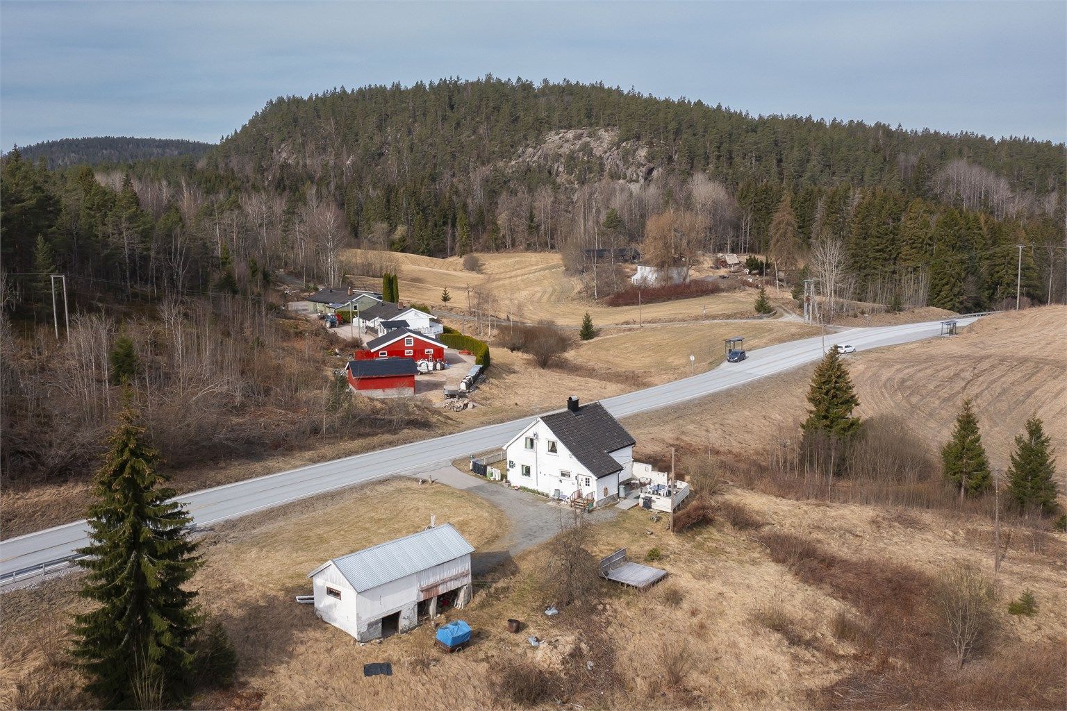 Stor eiet tomt på ca. 8,2 dekar. 