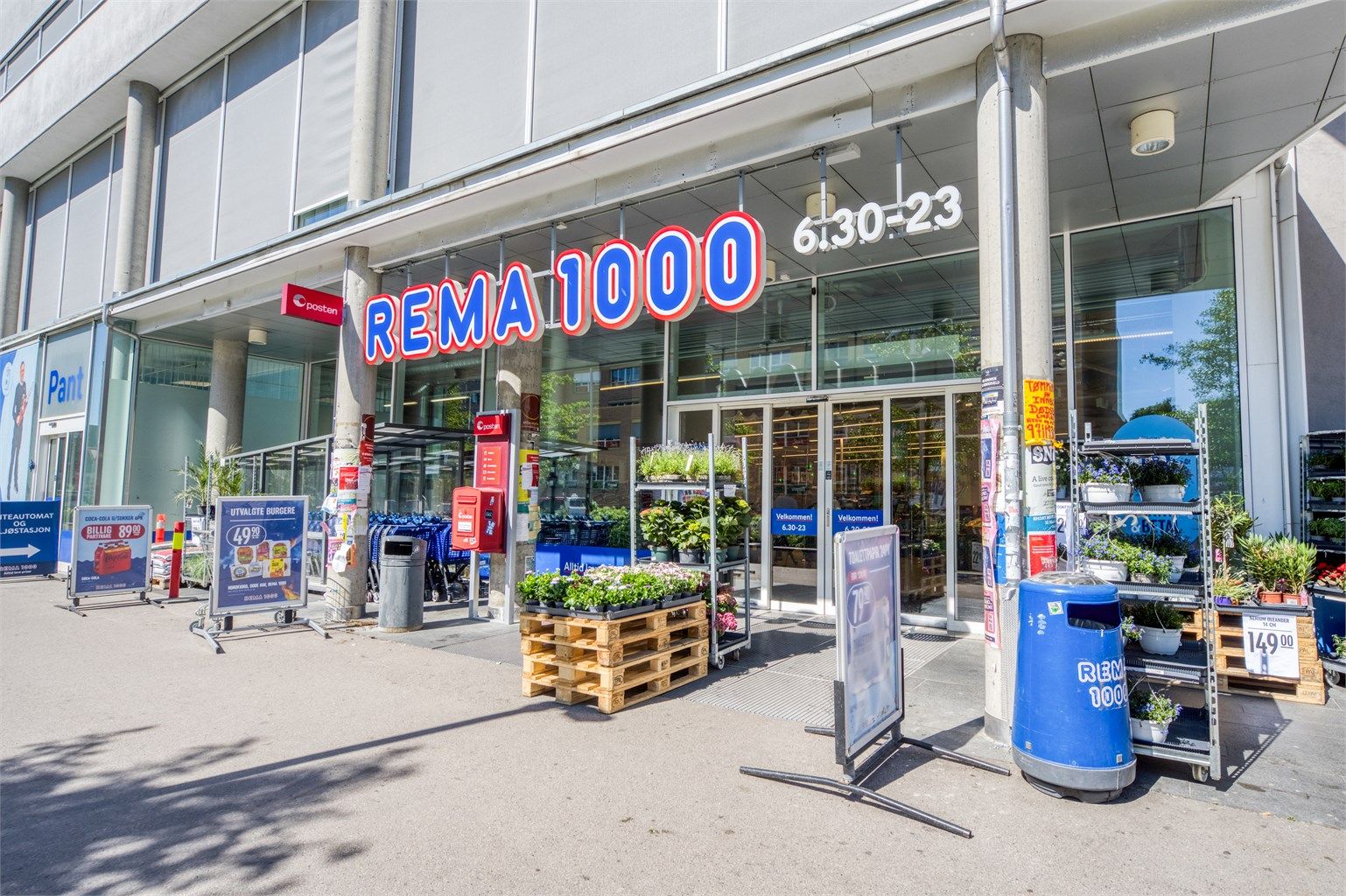 Rema 1000 ligger også rett i nærheten, i tillegg til apotek og andre servicetilbud.