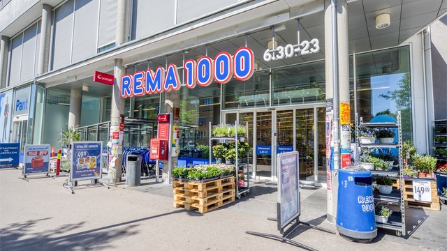 Rema 1000 ligger også rett i nærheten, i tillegg til apotek og andre servicetilbud.
