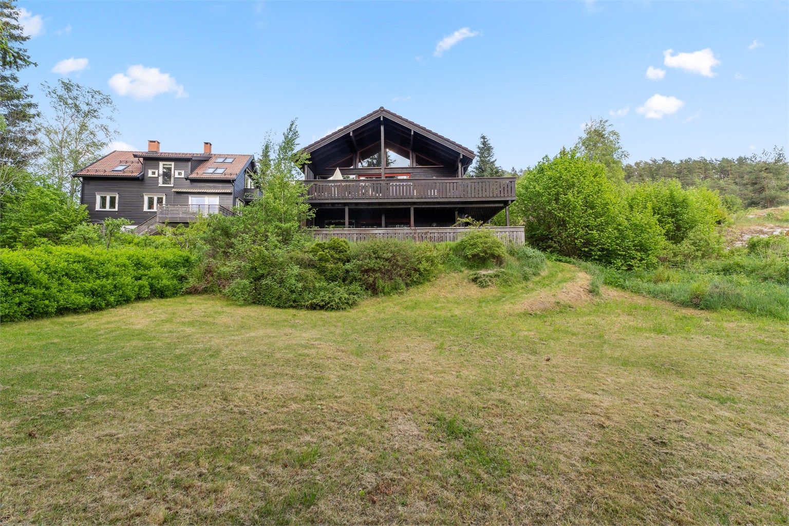 Velkommen til Holteveien 29 A - Spennende, innholdsrik og sentrumsnær enebolig med garasje og romslig tomt på ca 900 m2