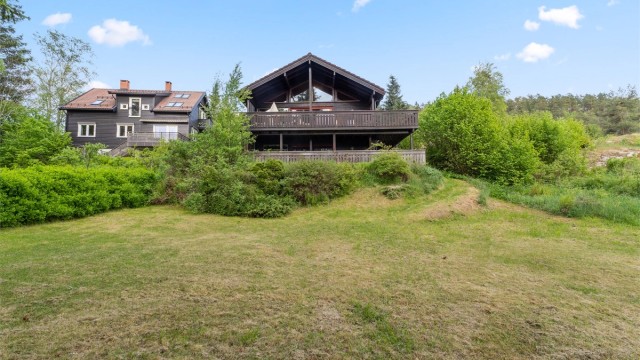 Velkommen til Holteveien 29 A - Spennende, innholdsrik og sentrumsnær enebolig med garasje og romslig tomt på ca 900 m2