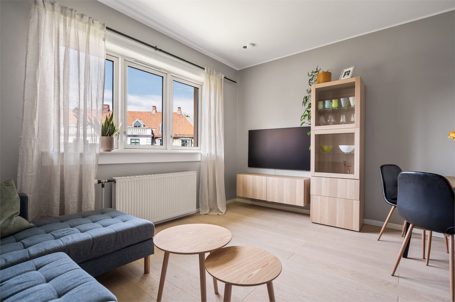 En velholdt og lekker 2-roms med attraktiv beliggenhet, gjennomgående planløsning og et tidsriktig fargepalett. Foto: Peter Futo