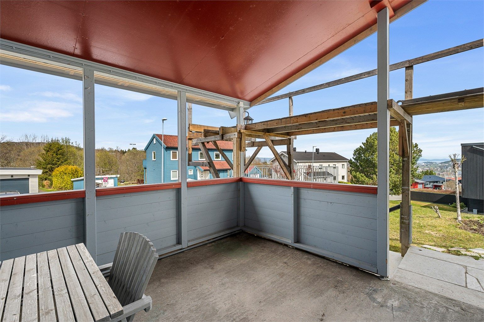 Overbygd balkong på 13 kvm i forbindelse med inngangspartiet. 