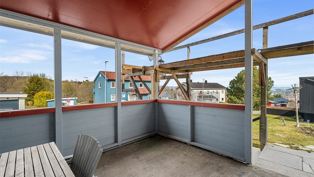 Overbygd balkong på 13 kvm i forbindelse med inngangspartiet.