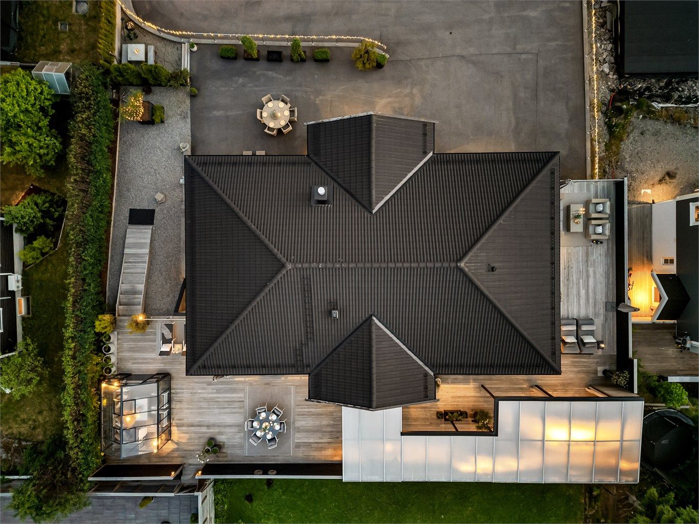 Huset ligger på et høydedrag, i et veletablert og hyggelig boligområde.