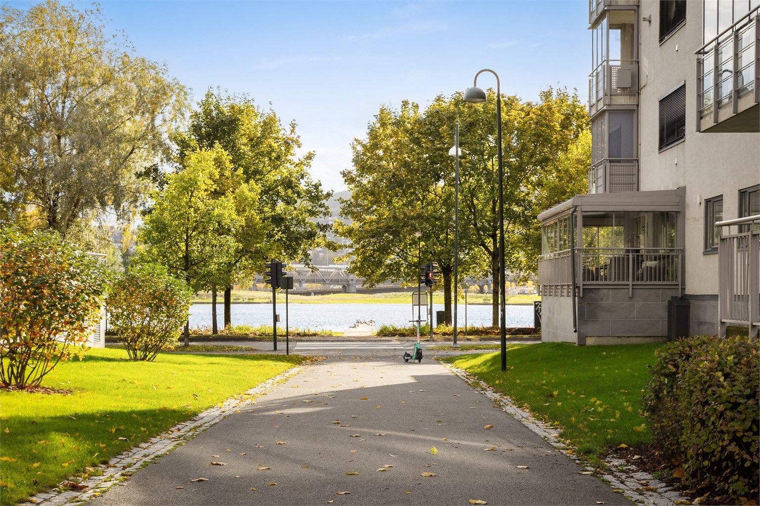 Svært kort gangavstand til strandpromenaden langs Drammenselva.
