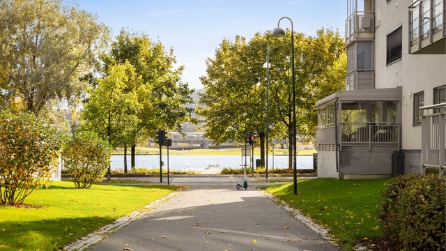 Svært kort gangavstand til strandpromenaden langs Drammenselva.