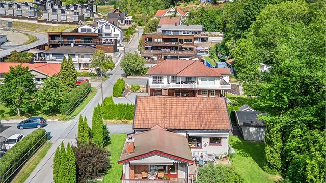 Parkering i dobbelgarasje og på asfaltert gårdsplass