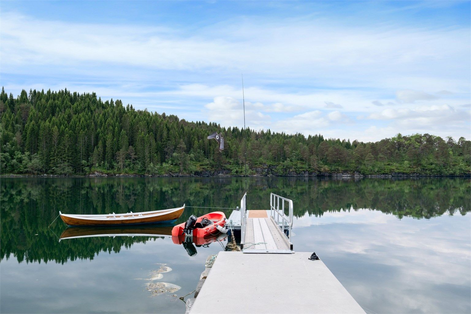Flytebryggen gir enkel adkomst til båten gjennom hele sesongen