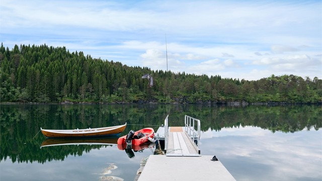 Flytebryggen gir enkel adkomst til båten gjennom hele sesongen