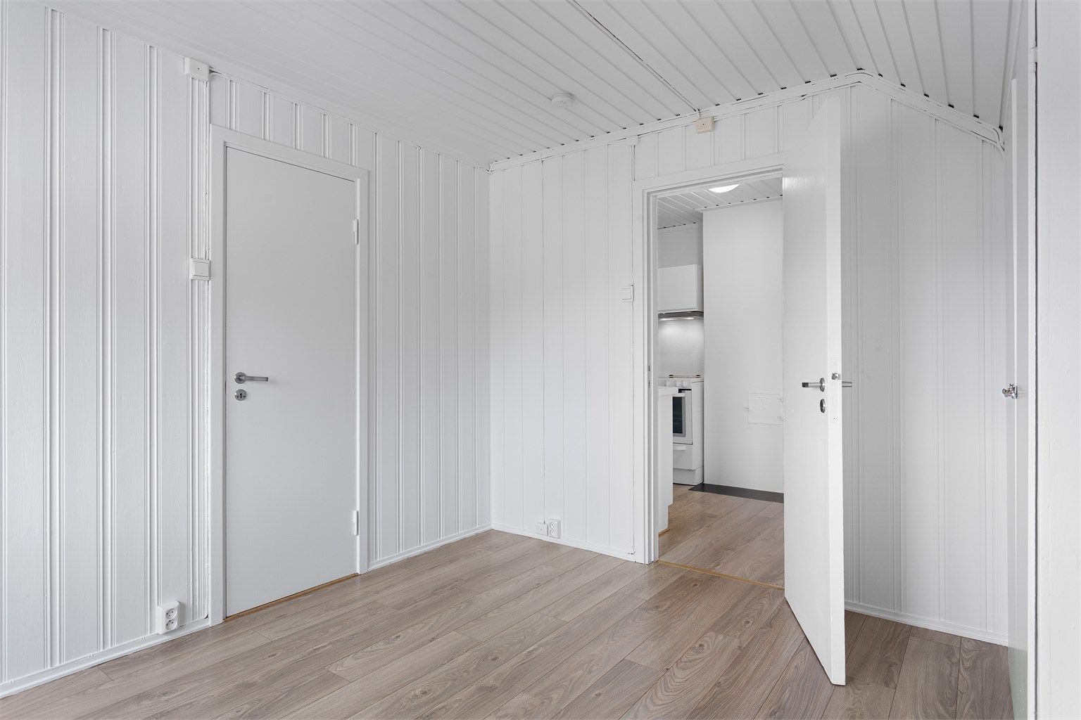 Rommet har slette innerdører og naturlig ventilasjon via luftespalter i vinduene.