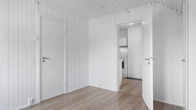 Rommet har slette innerdører og naturlig ventilasjon via luftespalter i vinduene.