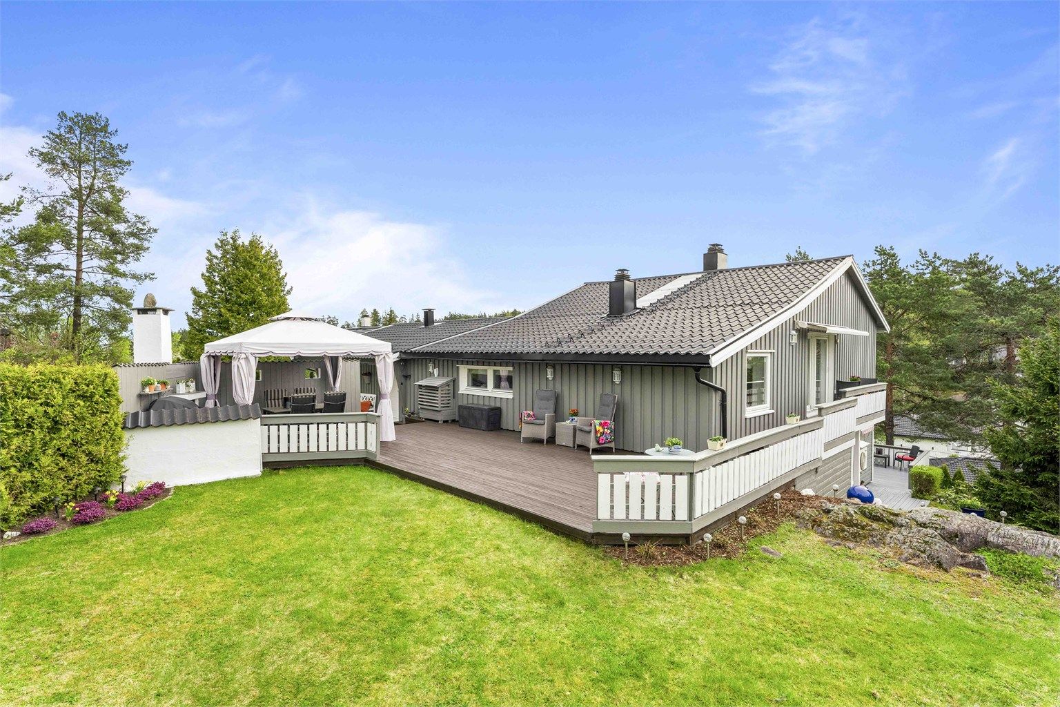 Eiendommen byr på herlige og solrike uteplasser