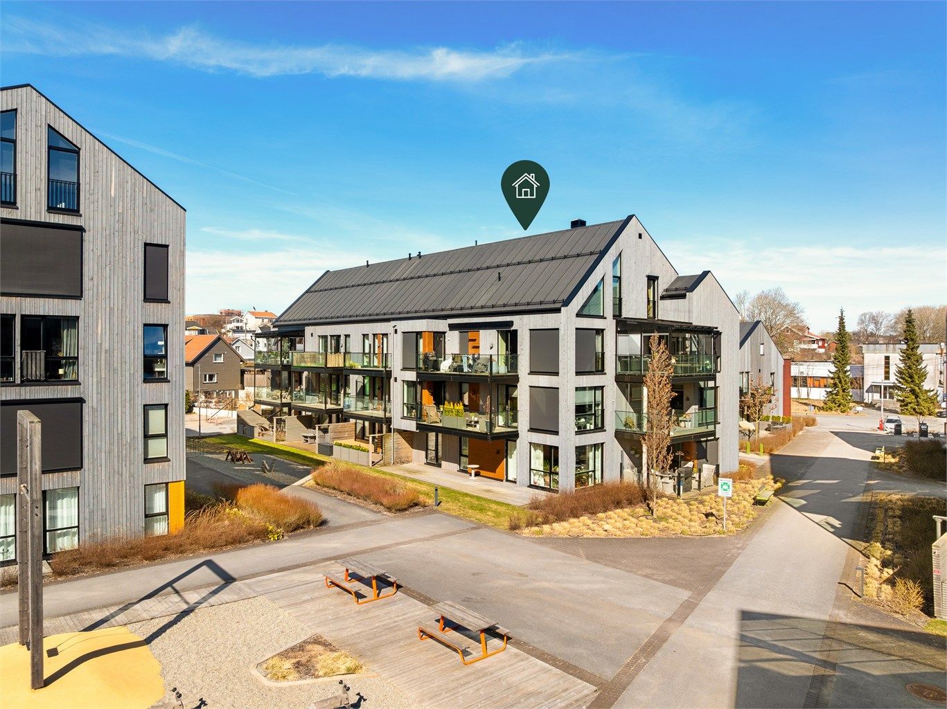 Leiligheten ligger på enden av øverste etasje, med stor himlingshøyde og hems. Beliggenheten er meget god, både i bygget og internt i sameiet. Fotograf; Kristoffer Kristiansen.