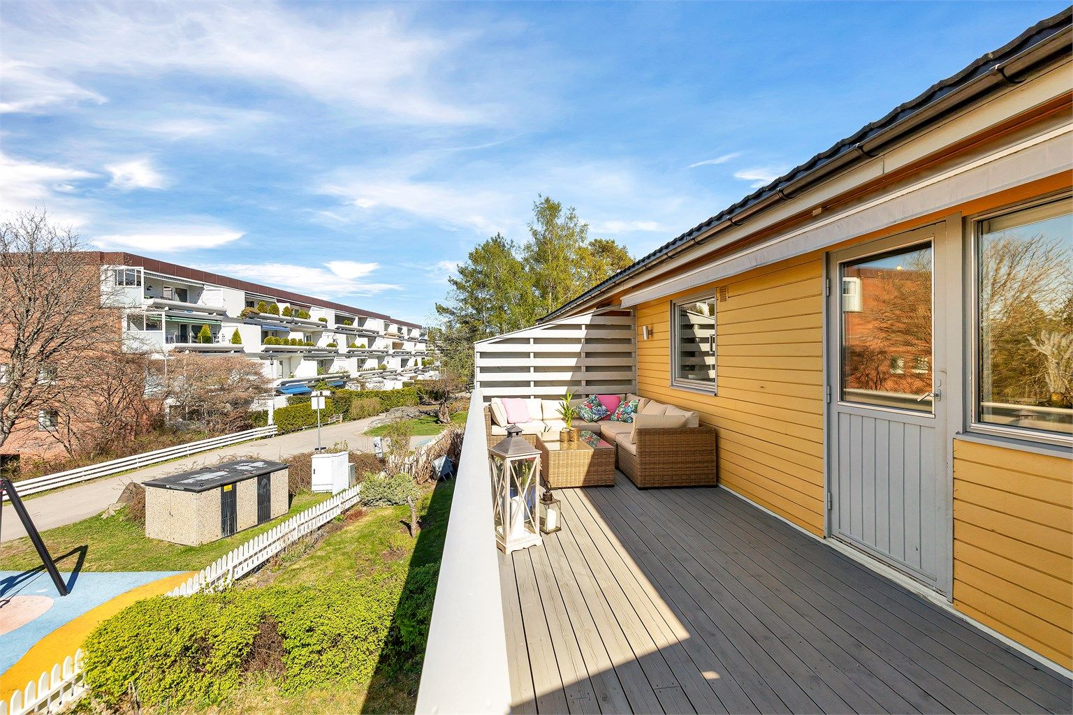 Stor og solrik balkong på 18 kvm med god plass til utemøblement, grill og planter. Balkongen har ettermiddags -og kveldssol. 