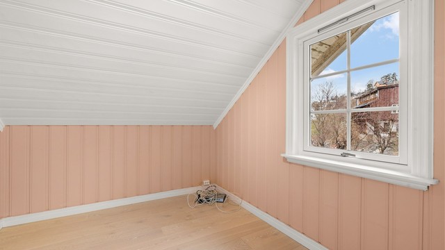 Hobbyrommet i andre etasje har skråtak og godt med dagslys.