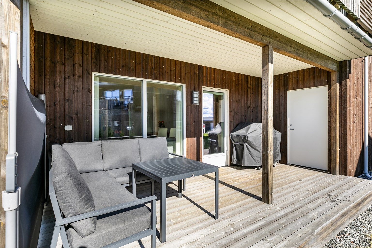 Med leveggen trukket ut og skjermende tak over hodet er terrassen et perfekt sted å sitte ute også på lyse, fine sommerkvelder.