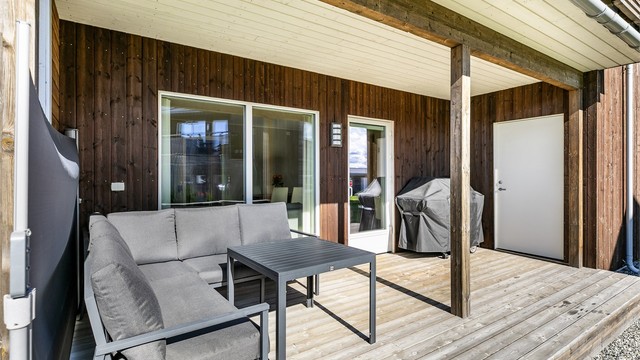 Med leveggen trukket ut og skjermende tak over hodet er terrassen et perfekt sted å sitte ute også på lyse, fine sommerkvelder.