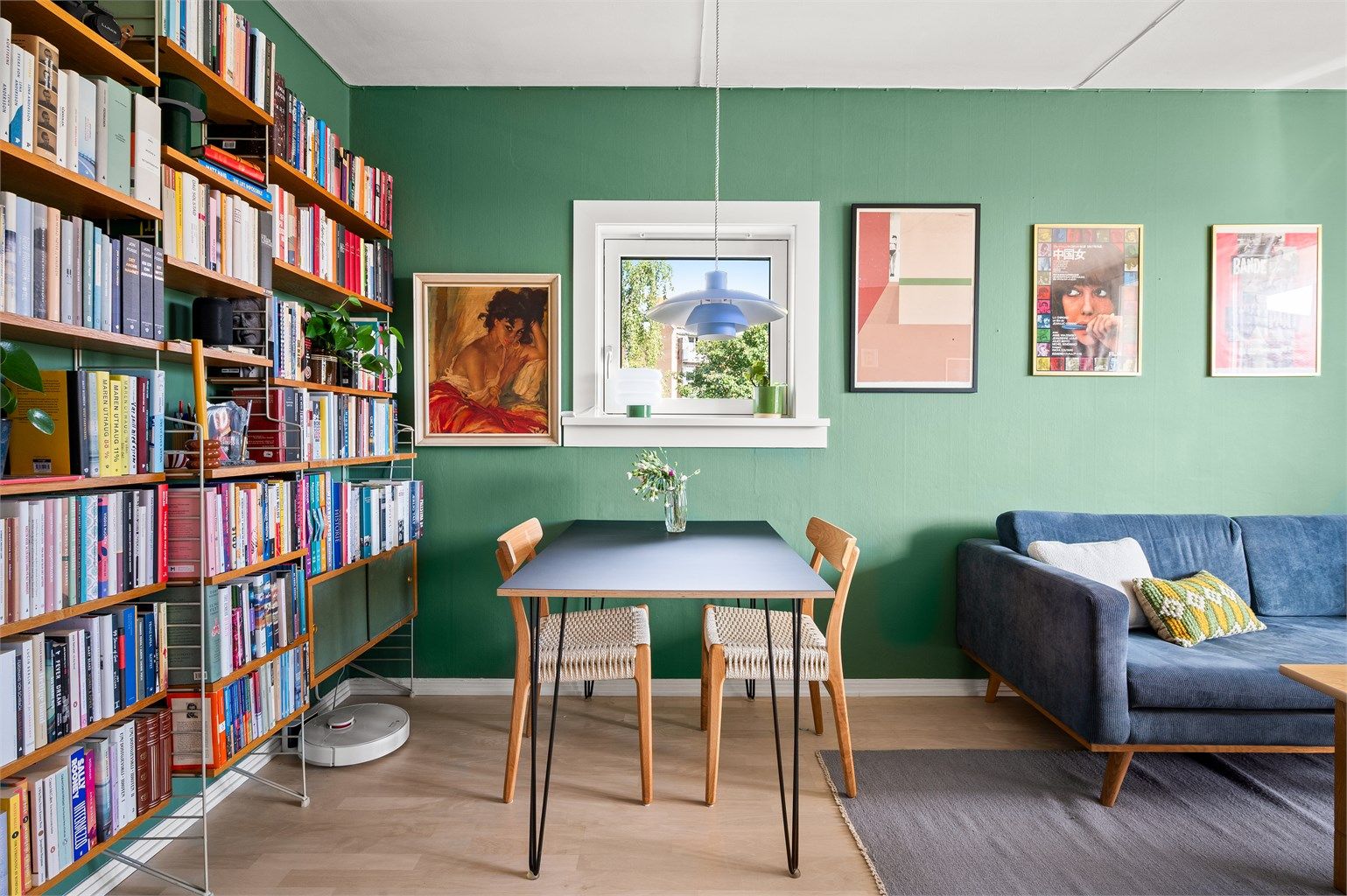 Her er det rikelig plass til både sofagruppe og spisebord