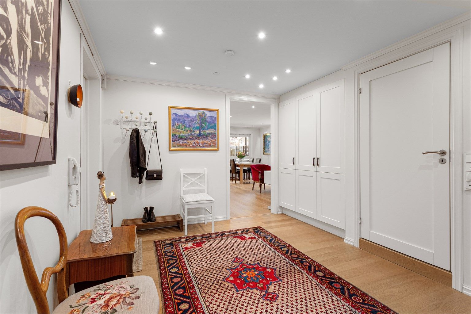 Entrédøren er utstyrt med elektronisk kodelås for enkel og sikker adkomst.