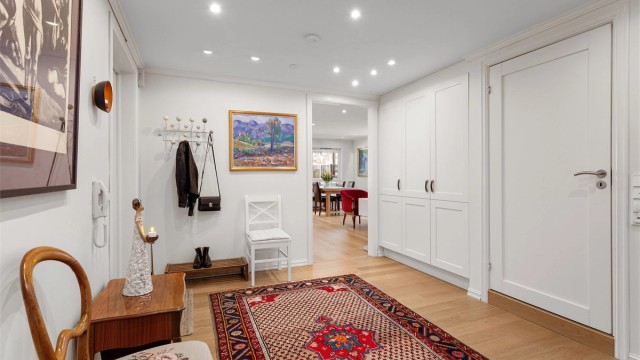 Entrédøren er utstyrt med elektronisk kodelås for enkel og sikker adkomst.