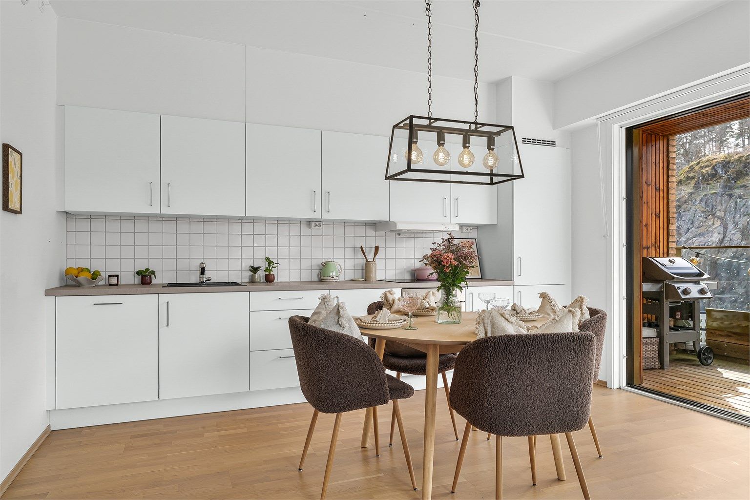 Den åpne løsningen gir en sosial sone med plass til spisebord i tilknytning til kjøkkenet.