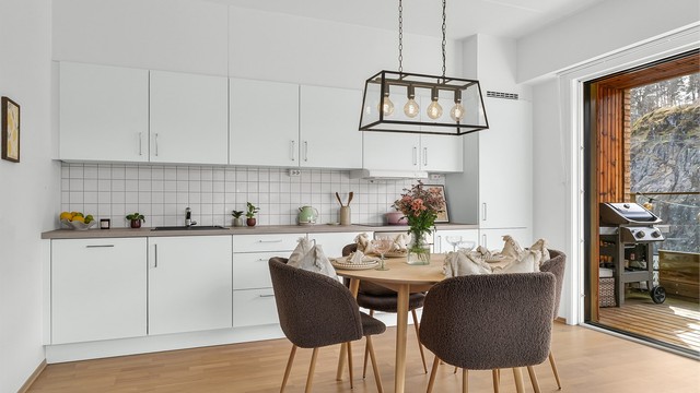 Den åpne løsningen gir en sosial sone med plass til spisebord i tilknytning til kjøkkenet.