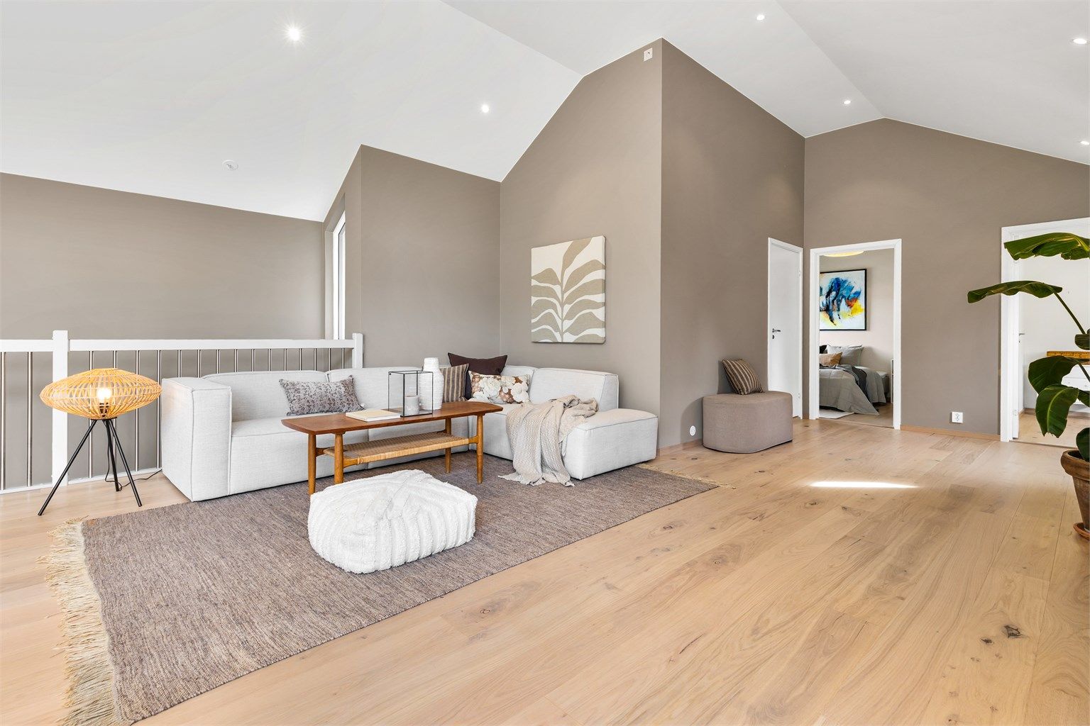 Stue med fantastisk romfølelse på grunn av den gode takhøyden.