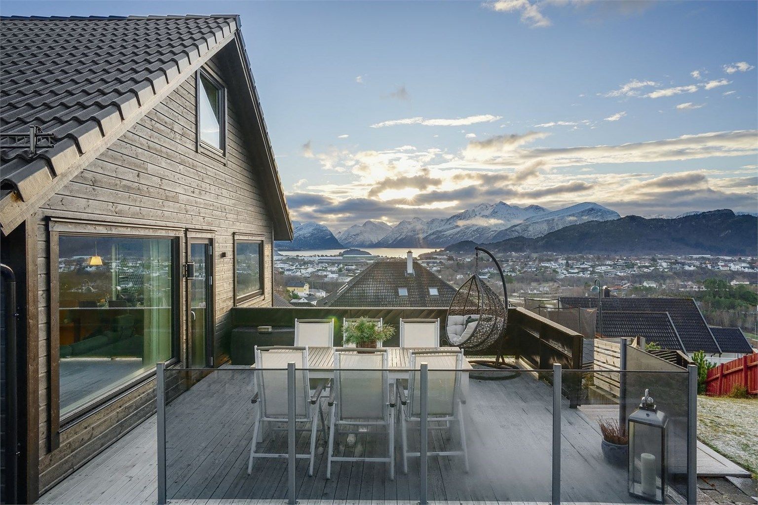 Fantastisk utsikt mot fjord og fjell fra den vestvendte terrassen 