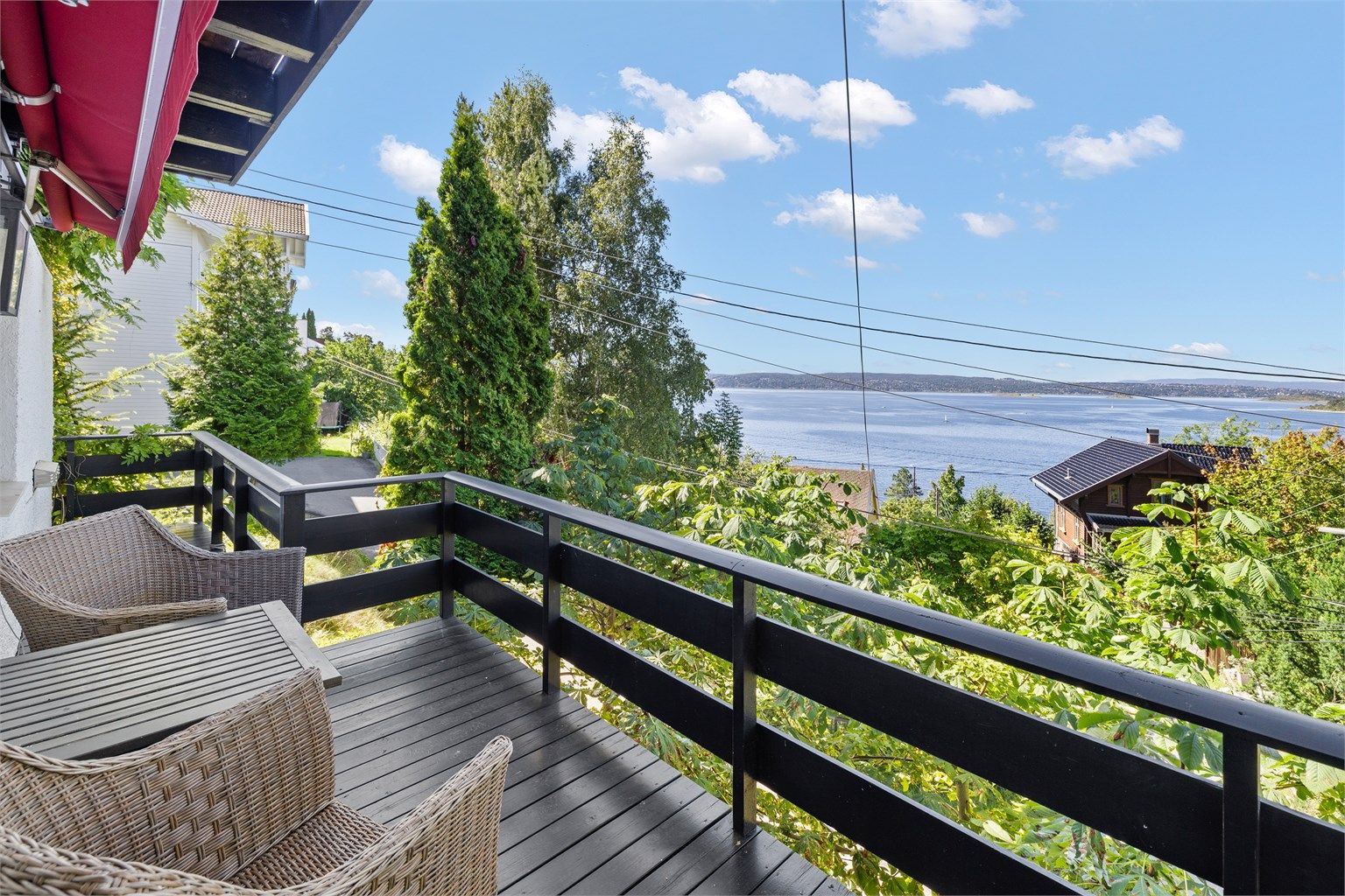 Balkongen på 5 m² er tilgjengelig fra begge soverommene i loftsetasjen.