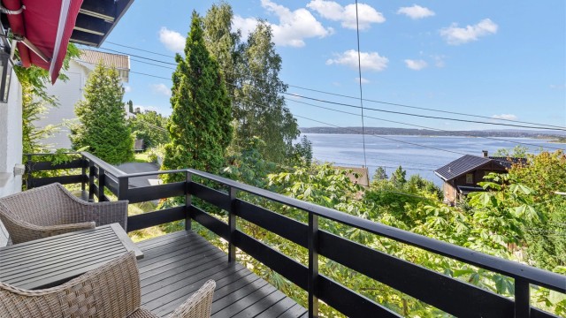Balkongen på 5 m² er tilgjengelig fra begge soverommene i loftsetasjen.