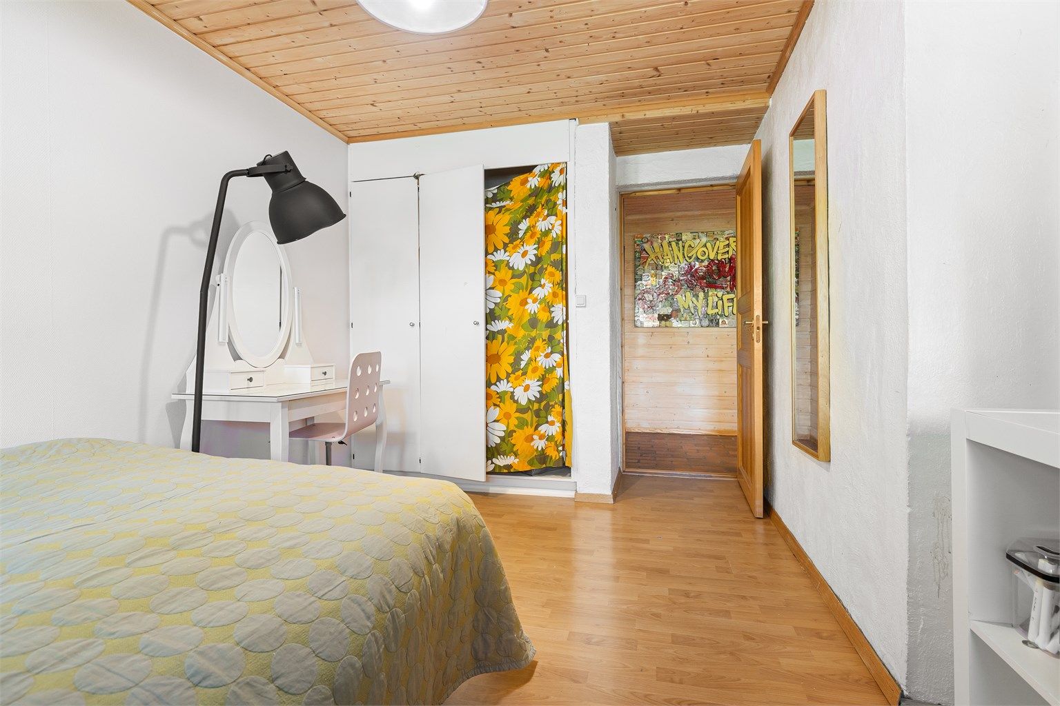 Også dette rommet er utstyrt med garderobeskap og har panel i himlingen.