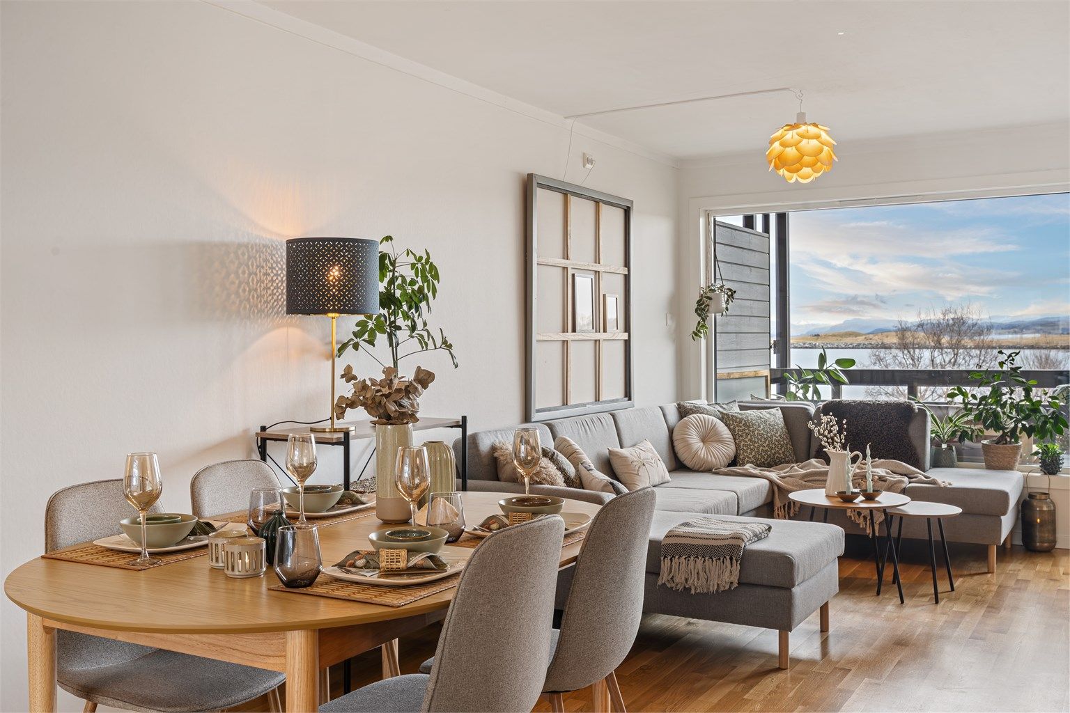 Store vindusflater, godt med lys og utgang til terrasse med flott sjøutsikt. 