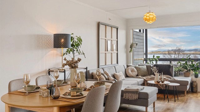 Store vindusflater, godt med lys og utgang til terrasse med flott sjøutsikt.