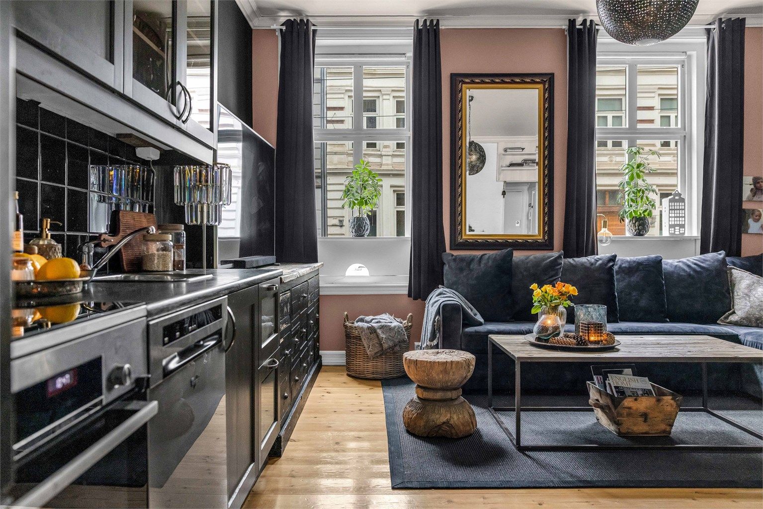 Takhøyden er god, dette i kombinasjon med de store vindusflatene og den gjennomgående planløsningen får man en meget god romfølelse i leiligheten.