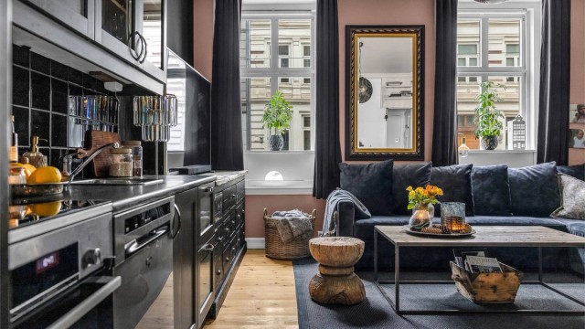 Takhøyden er god, dette i kombinasjon med de store vindusflatene og den gjennomgående planløsningen får man en meget god romfølelse i leiligheten.