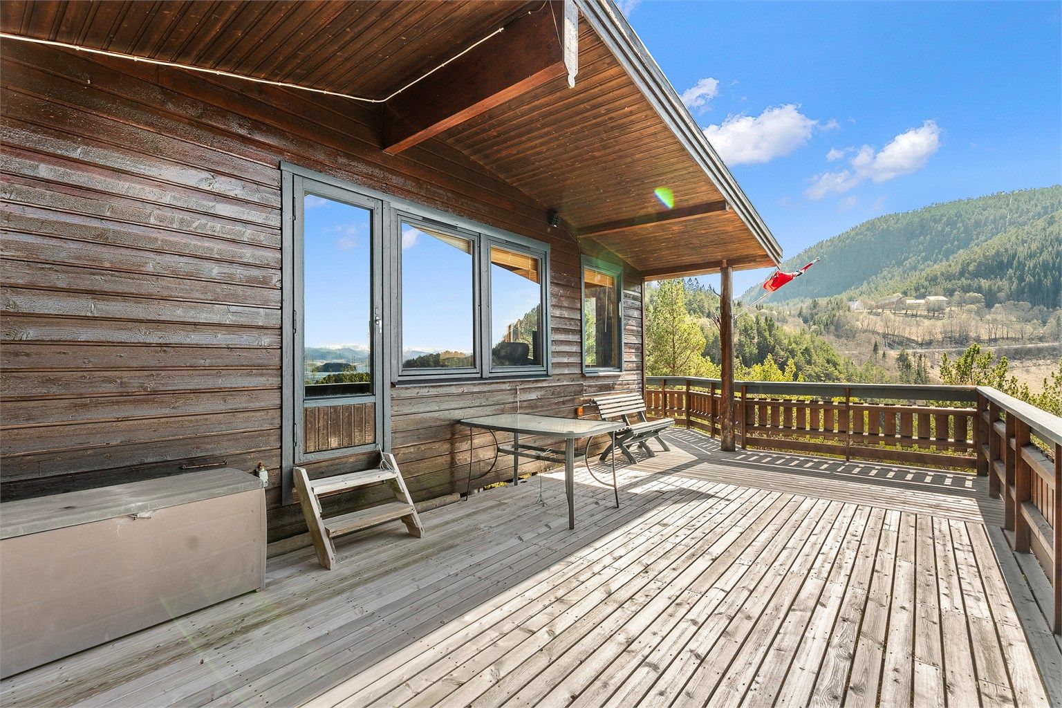 Overbygd terrasseparti med le for vær og vind, som forlenger utesesongen betraktelig.